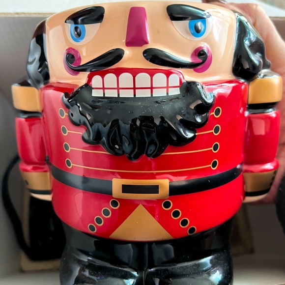 **RESERVED** Scentsy 2014 Limited Edition Nutcracker Warmer w/Ornament - Picture 2 of 13